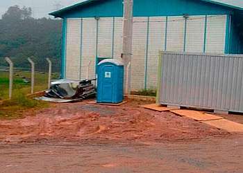 Banheiro para obra onde cotar